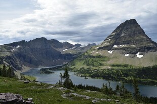 壮美山间湖泊风景