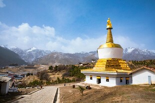 藏区白塔景观