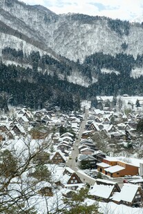 雪覆山村美景