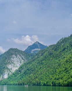 青山绿水间的秀丽湖景