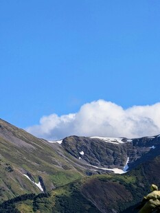 高山蓝天间的壮美景致
