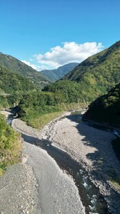 山间蜿蜒碎石路景色