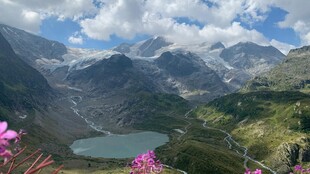 山间湖畔美景
