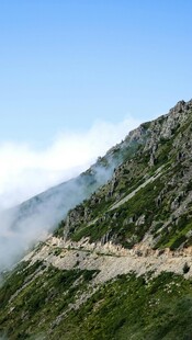 山间蜿蜒公路