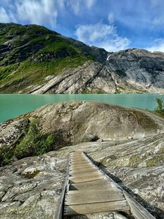山间栈道旁的碧绿湖水