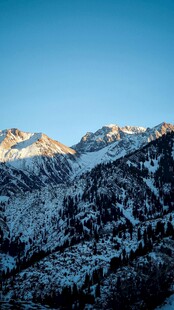 雪山晨曦美景