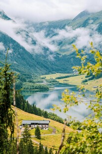 山间湖畔小屋