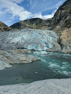 壮丽冰川下的幽蓝湖水