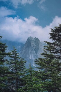 山林间的巍峨山峰