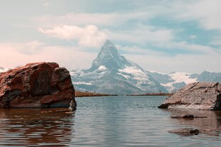 湖畔旁的壮丽雪山美景
