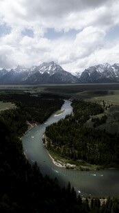 壮丽山河间蜿蜒的河流