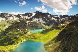 高山间的碧绿湖泊美景