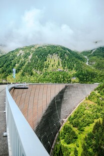壮观山间大坝俯瞰景象