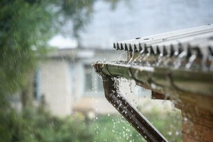 屋檐雨滴 