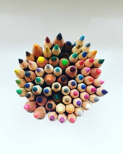 彩色铅笔整齐排列造型