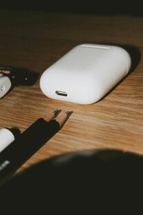 白色耳机盒置于木桌上