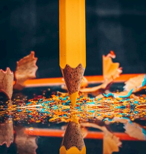 削尖的铅笔与彩色铅笔屑