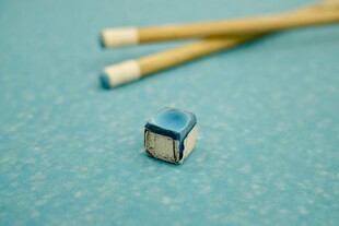 蓝色小方块与木制物件