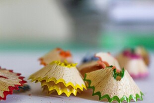 彩色铅笔刨花特写
