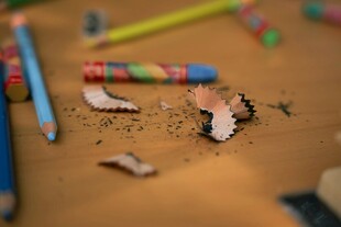 散落的彩色铅笔与笔屑