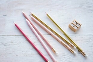 多彩铅笔与小文具摆件