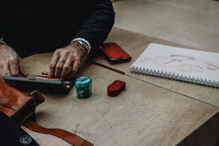 桌上的皮具制作工具与材料