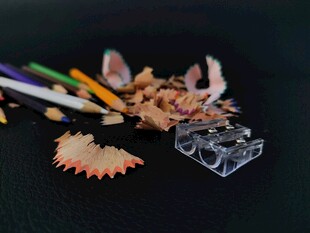 彩色铅笔与精美文具组合