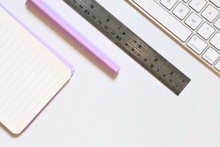 办公文具摆放在桌面上