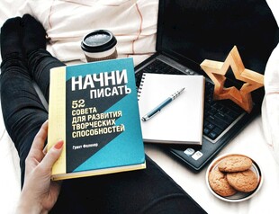 手持海之言饮品与休闲小物