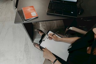 办公场景中的书写瞬间
