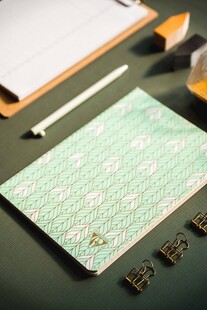 复古花纹笔记本与文具