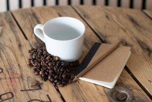 木桌咖啡杯与书籍摆件