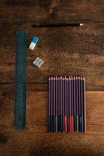 多彩铅笔与文具组合展示