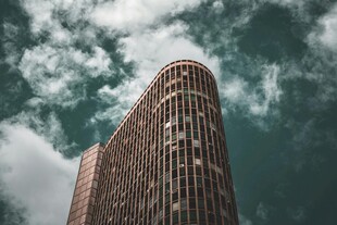 高耸入云的独特建筑