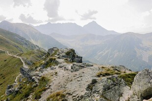山间崎岖美景