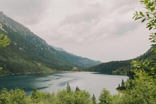 山间幽湖