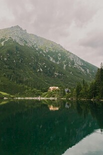 山间静湖