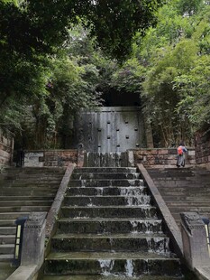 山间阶梯瀑布景致