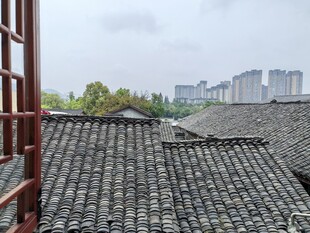 古屋顶畔望现代城市景观