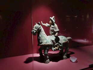 汉代青铜骑马俑文物展示