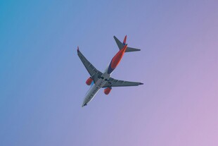 空中翱翔的客机