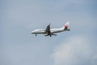 空中飞行的客机