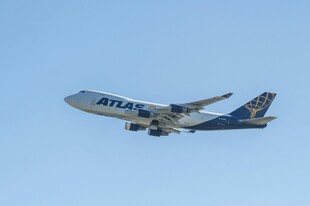 空中飞行的大型客机