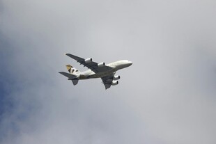空中飞行的大型客机