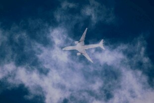 空中翱翔的飞机