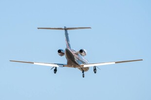 空中飞行的双引擎小型飞机