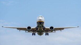 空中飞行的大型客机
