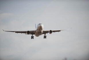 飞机空中飞行姿态特写