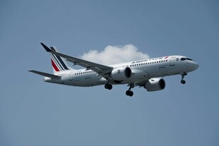 空中飞行的客机