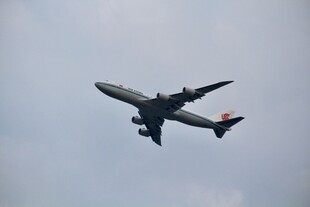 空中飞行的大型客机